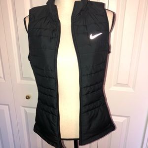 nike women's essential full zip running vest